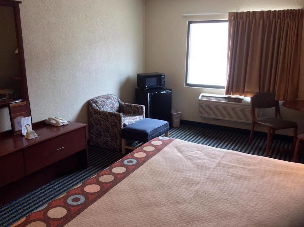 Super 8 By Wyndham Marshalltown מראה חיצוני תמונה